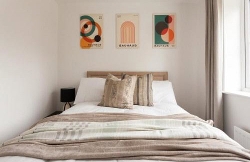 Runcorn Spacious Modern 3 bedroom House, 4 beds, On site Parking, Long stay deals - Foto 27