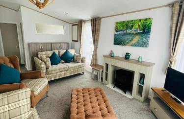 Hedgerow Lodge with Hot Tub - Foto 8