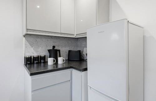 Modern 5 Bed 2 Bath House w Free Parking - Photo 16