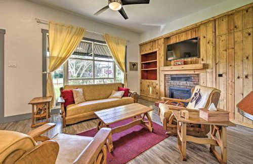 Remodeled Retro Home with Deck, Walk to Main Street! - Foto 3