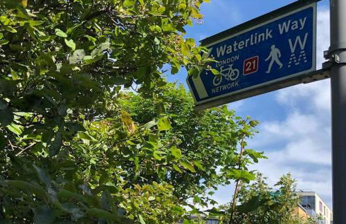 Morden flat close to DLR station with free parking and brand new bed and quality mattress adjacent to metro station also close to O2 and Excel via Cable Car - Foto 10