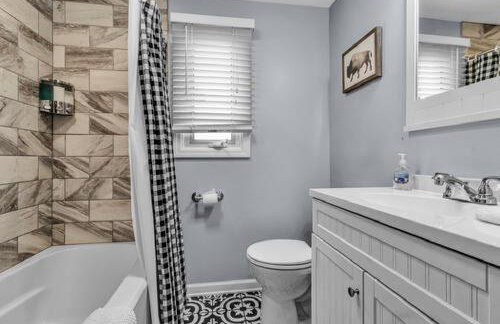 Gorgeous 2 Queen Bedroom Lower Apartment in North Buffalo with Free Driveway Parking - Foto 13