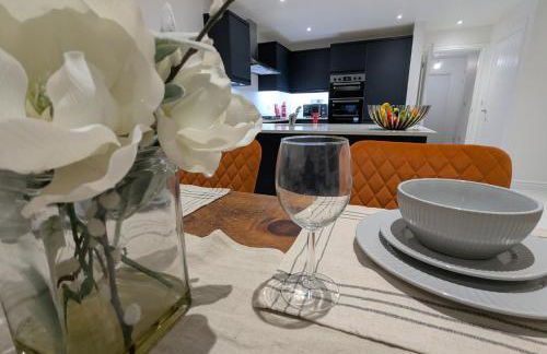 Large 4 Bed Hse, Sleeps 7, 3 BTH, Drive PRKG-4 Cars, M4-A329, Shinfield Studios, 10mins, Reading, Ascot & Legoland 20mins, Film Crew, Contractor & Family Friendly - Foto 1
