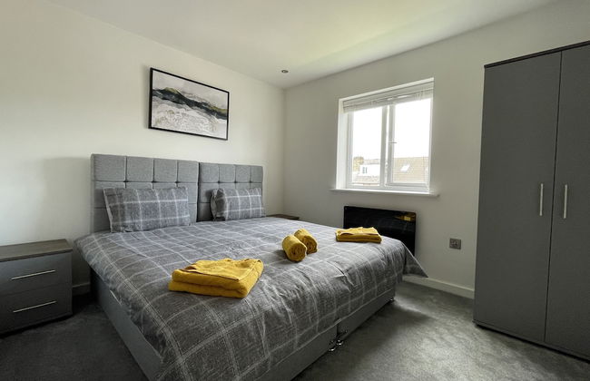 Modern & Comfortable 2BR Apartment - Photo 3