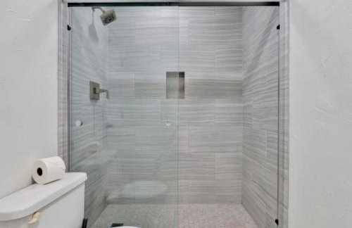 City Gem 4BR with POOL Sleeps 8 - Foto 36