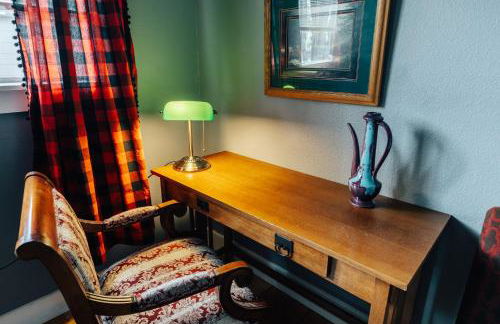 Cozy stay at Twin Treehouse in UT, Moody with Free parking - Photo 22