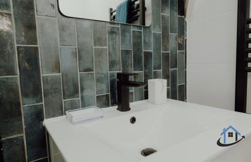 Apt 5 Manor House - 3 Bed 2 bathroom sleeps 5 parking wifi - Photo 31