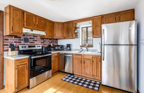 Modern Chalet w Hot Tub, Large Deck, Grill & WiFi - Foto 13