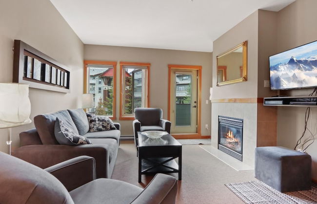 SPACIOUS 3-Br Luxury Condo | HEATED Pool + 3 Hot Tubs | Pool Table | Hm Theatre - Photo 17