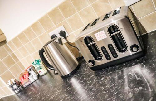 3Bedroom EnSuite SofaBed Sleeps upto 6 Contractors Families Long or Short Stay Free Parking WIFI - Foto 2