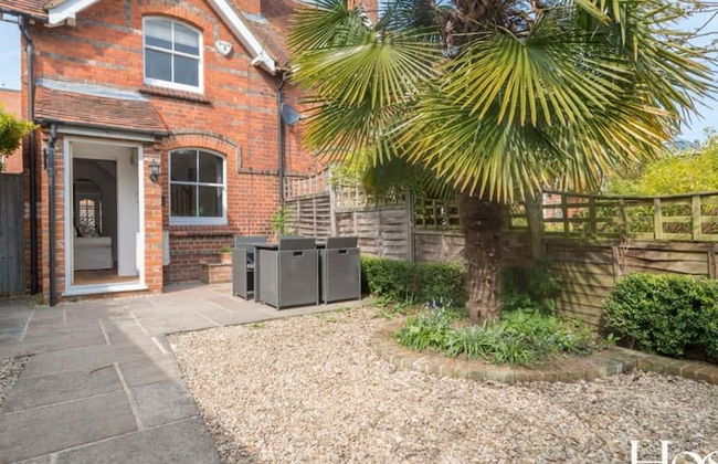 Stunning Character House In The Centre of Henley - Photo 3