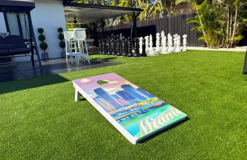 The LuxeLanding MIA- Swimming pool, Oasis Lounge, Mini Golf, BBQ and Hibachi Grill , and Outdoor Games - Photo 15
