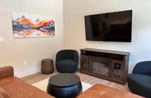 Alpine Escape Luxury Retreat, Hot Tub, Walkable, Mountain Views, 3 King Beds - Foto 6