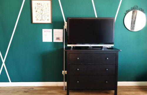 - Forest Retreat Deluxe - 2 Bedroom Apartment - 75 qm - Fully Renovated 2025 with TV & Netflix - King Size Beds - Full Kitchen - Free Parking - Close to Airport & Train - - Foto 22