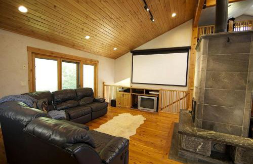 Stately and Unique Cabin Rental with a Wood-Burning Stove near Logan, Utah - Foto 2