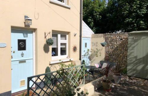 Mews Cottage in Private Seafront Estate - Photo 3