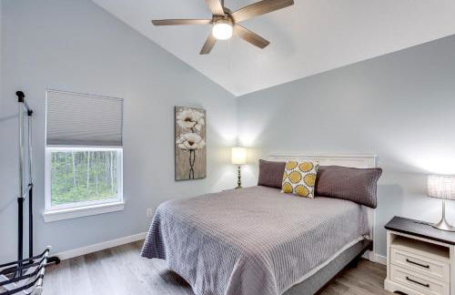 Pet Friendly Higgins Lake Home Firepit and Yard - Foto 18