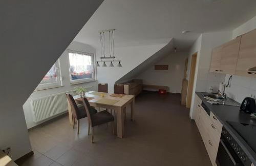 Fewo Steinhohle, DG 45qm, 1 Schlafzimmer & 1 Wohn-Esszimmer mit Bett - Foto 1