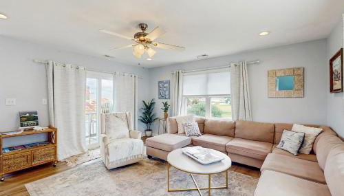 Updated three-story home with kayaks, bikes, & water views - great location - Foto 4