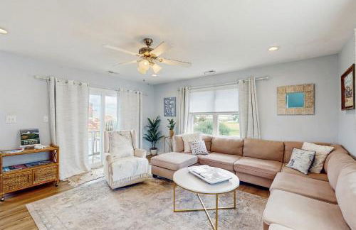 Updated three-story home with kayaks, bikes, & water views - great location - Foto 4