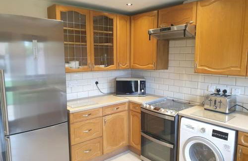 London Luxury 6 Bedroom Family House Sleeps 12 people Parking for 4 Cars Close to tube. - Foto 29