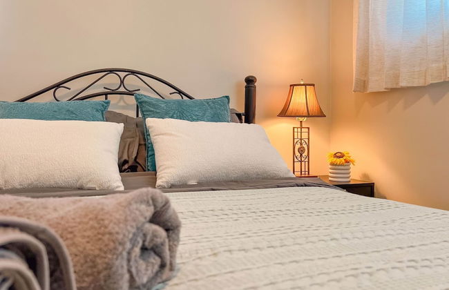 Cozy 2BR Home With Bright Interior Relaxing Patio - Foto 17