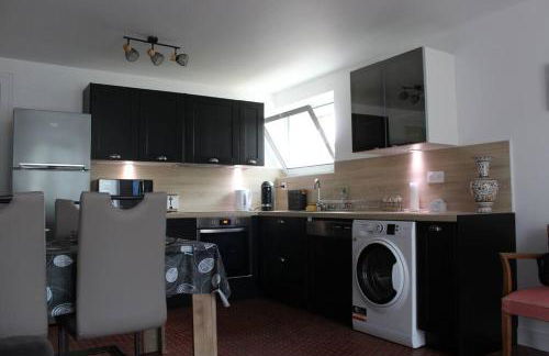 Appartement neuf 2 chambres avec jardin 2 places de parking securise a 300 metres de la plage - Foto 3