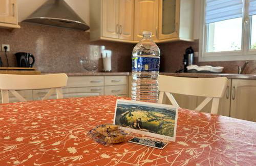 La clé des champs Maison plain pied lumineuse bien équipée, séjour spacieux, belle terrasse aménagée, garage, grand jardin clos, parking, près de Bayeux et Omaha Beach, chiens bienvenus - Foto 14