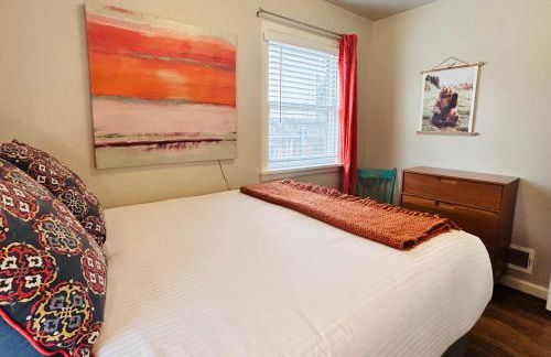 Celebration Chalet! Quant, cozy, a few blocks from BSU and close to downtown Boise, Fireplace, 4 beds, and seating for 6 Pets Welcome! - Photo 15