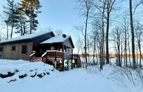 Cozy Lakefront Retreat with Game Room, Outdoor Living and Dock in Wisconsin - Foto 52