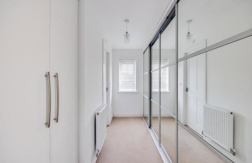 Stunning Detached House with Driveway Parking, Office Room, Self-Check-In, Fast WiFi and Smart TV with Sky and Netflix by Yoko Property - Photo 5