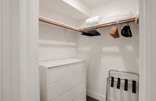 Elevator-King Bed-Walk Downtown-Free Garage Parking-Laundry - Foto 52