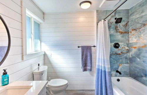 Lakeside Lacey Gem with Sauna and Private Dock - Foto 25