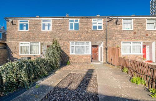 Stylish 3 Bed Home with Gardens Fast Transport Links - Foto 7