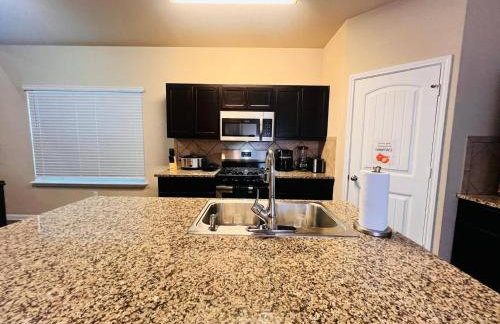 Spacious 4BR Home w Game Room Office Backyard - Foto 58