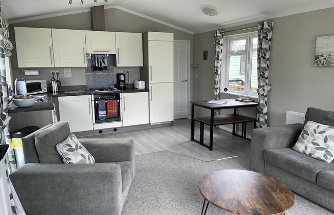 Beautiful and Tranquil Lakeside Lodge - Sleeps 5 - Foto 12