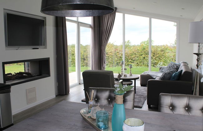 Cozy Garden Home w/ Fireplace - Photo 11