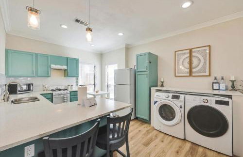 Front Lake Holiday 2BR 1BA Guest Home with Hot Tub - Foto 11