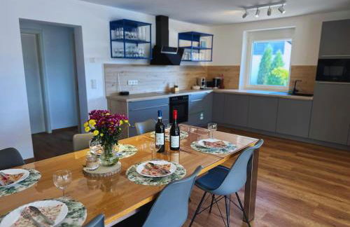 Frankenherz-Apartments - Premium Wohnung mit Terrasse & zwei Schlafzimmern, nahe Playmobil-Funpark, Self-Check-In - Foto 3