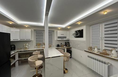 Luksusowa Ekskluzywna willa z sauną,siłownią dużym ekskluzywnym salonem na wyłączność eksluzywny duży dom 2 poziomy-dom nowoczesny styl elegancki 3 łazienki , sypialnia,salon, 2 duże garaże POMYSŁ NA JESIENNO ZIMOWY WYJAZD wolne terminy !! - Foto 1