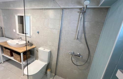 Minimalist Seaside Apartment with Private Patio and Parking - Blue Zone Homes - Foto 10