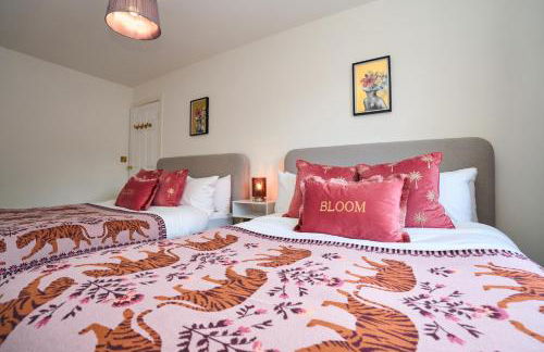 Chic Family Home with Garden Fire Pit & Event Space, Hot Tub - Foto 17