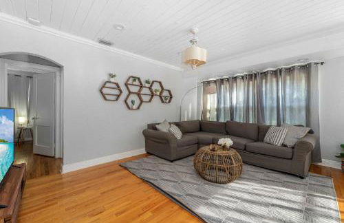 Tiny Home w MIL suite - 3 MI to DT - Foto 12