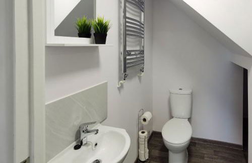 4 Bedroom 4 Bathroom Contractor House with Secure Locks on Each Bedroom Managed by Your Lettings Short Lets & Serviced Accommodation Peterborough including FREE Parking and WiFi - Foto 29