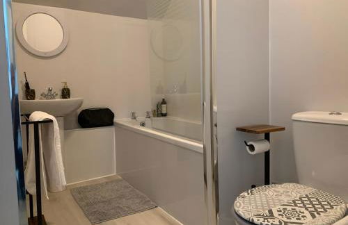 Lovely 2 Bedroom Apartment in Central Location - Photo 10