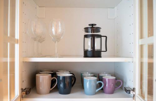 Platz für 8 Pers - C4S Come4Stay Monteure "InnArt" Boxspringbett Einzelbett Töging am Inn, Parkplatz, WLAN, Balkon, Smart TV, voll ausgestatteter Küche, Waschmaschine - Foto 29