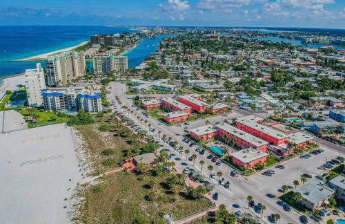 Gorgeous Beach view balcony with heated pool - Foto 16