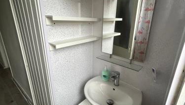 Bright bedroom with king side bed and share bathroom - Foto 5