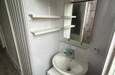 Bright bedroom with king side bed and share bathroom - Foto 5