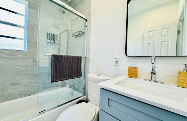 Modern 2-bedroom Retreat Near Beach Airport - Foto 23